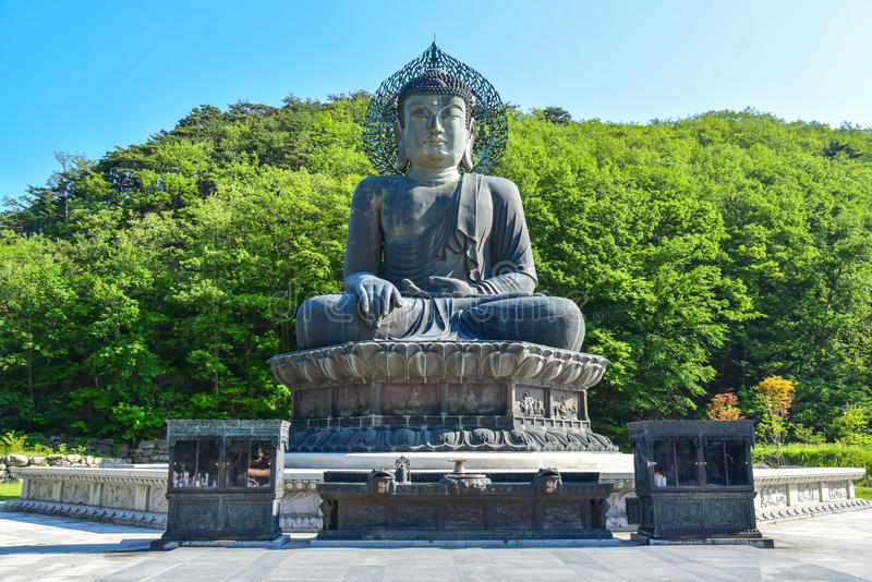 Grand Bronze Buddha Korea di Shinheungsa Temple