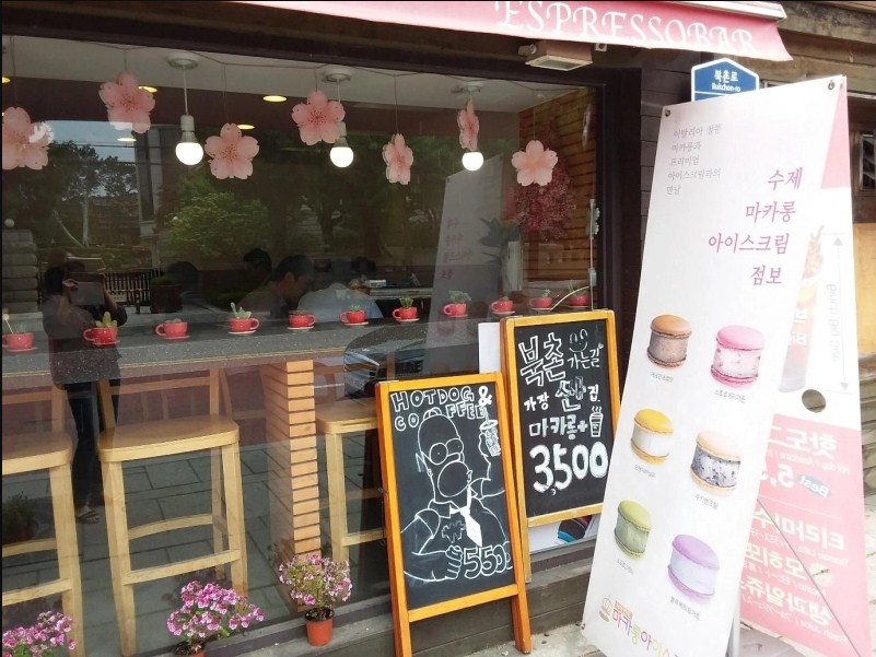 Hal Yang Bisa Dilakukan di Bukchon Hanok Village bukchon hanok village cafe