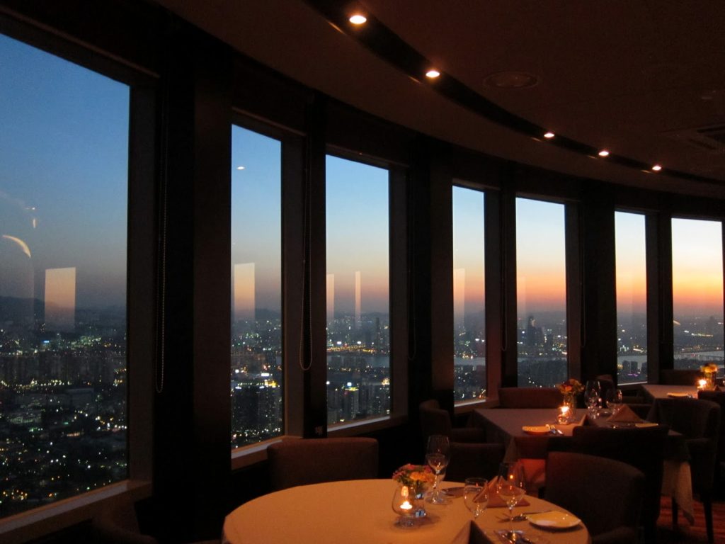 Pemandangan Indah Sekaligus Romantis dari Restoran di Namsan Tower Korea Selatan