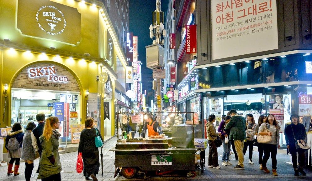 Myeongdong Menjadi Surganya Belanja Kosmetik dan Pusat Perbelanjaan