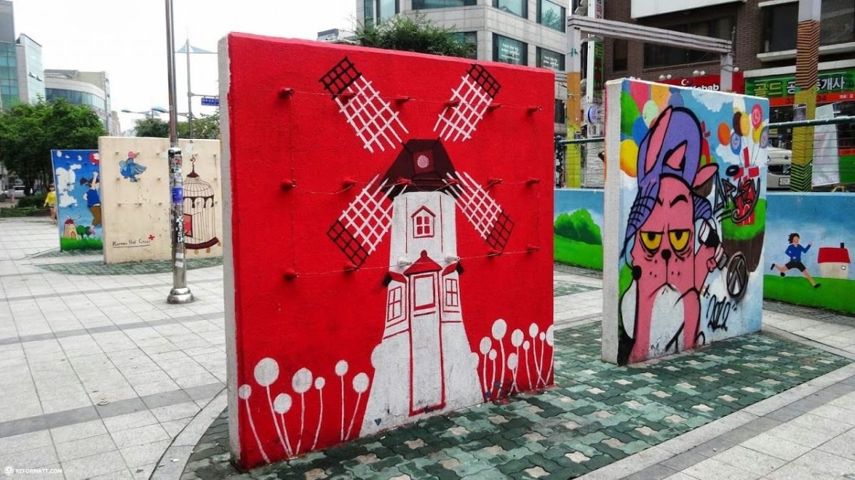 Jalan-Jalan di Hongdae Yang Merupakan Kawasan Seni Hongdae di Korea Selatan