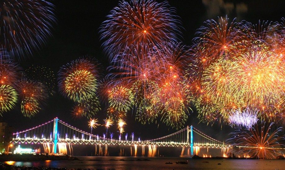 Pertunjukan Cahaya Spektakuler Berlangsung Malam Hari di Jembatan Gwangan
