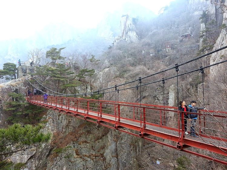 Uji Keberanian di Geumgang Cloud Bridge